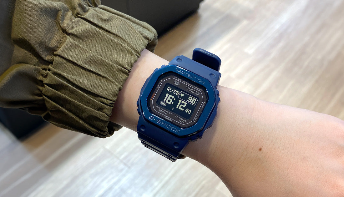 手元でメールチェックや着信を確認することが出来るので重宝しています