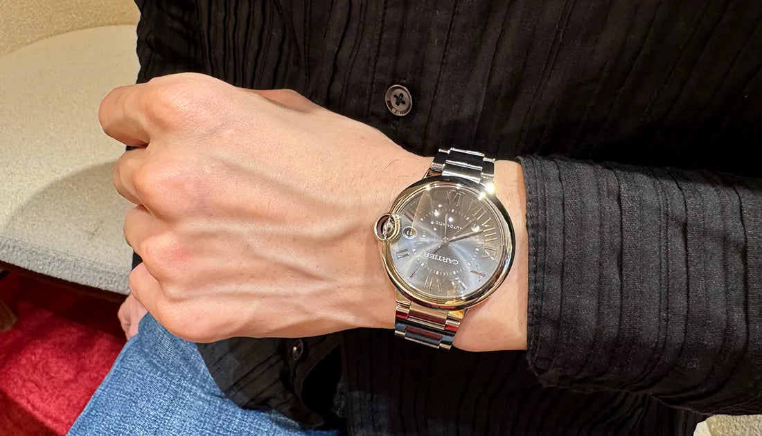 バロンブルーの丸い形と、文字盤のシックな色合い