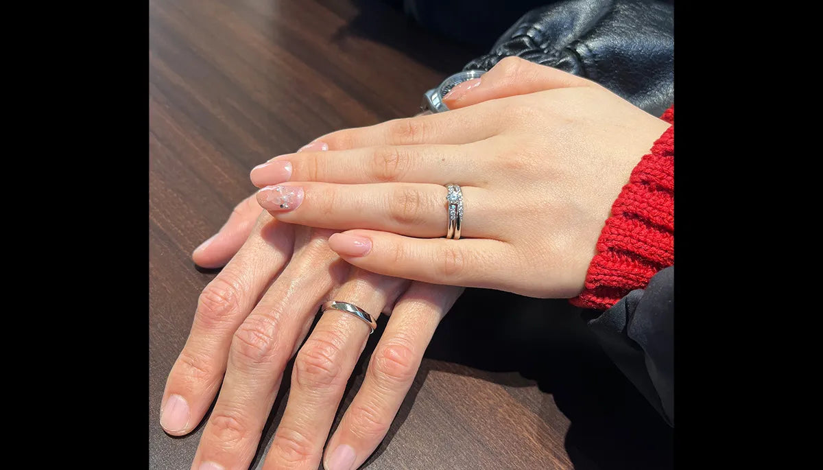 婚約指輪と重ねて着けた時の見た目が抜群に綺麗だった「LAZARE DIAMOND/ラザールダイヤモンド」を選びました