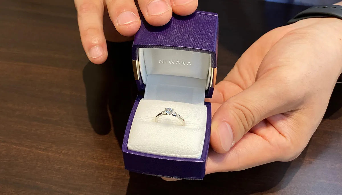 多様な形や輝きがあり日本らしい指輪の《 NIWAKA / ニワカ》を選びました