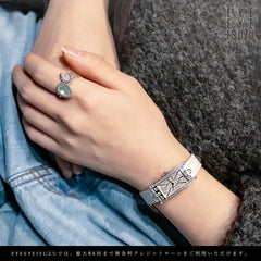 ハリーウィンストンのエメラルド(AVCQHM16WW052)とブシュロンのセルパンボエム(JRG03137とJRG02195)の指輪の着用画像