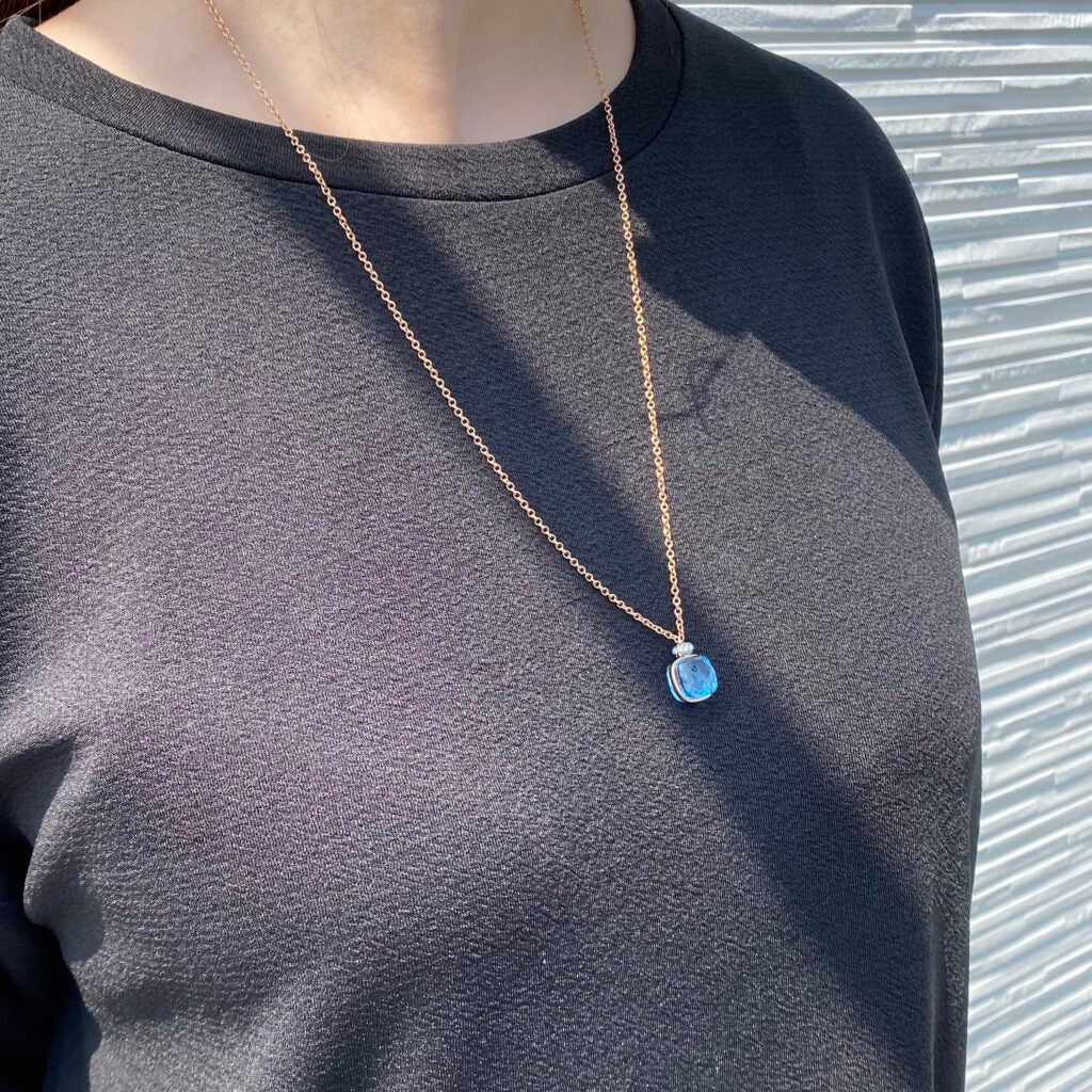 pendant nude