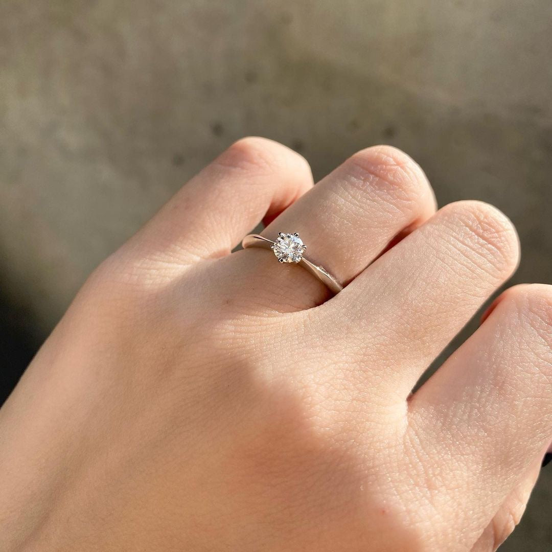 ラザールダイヤモンド 婚約指輪 カリヨン 着用画像