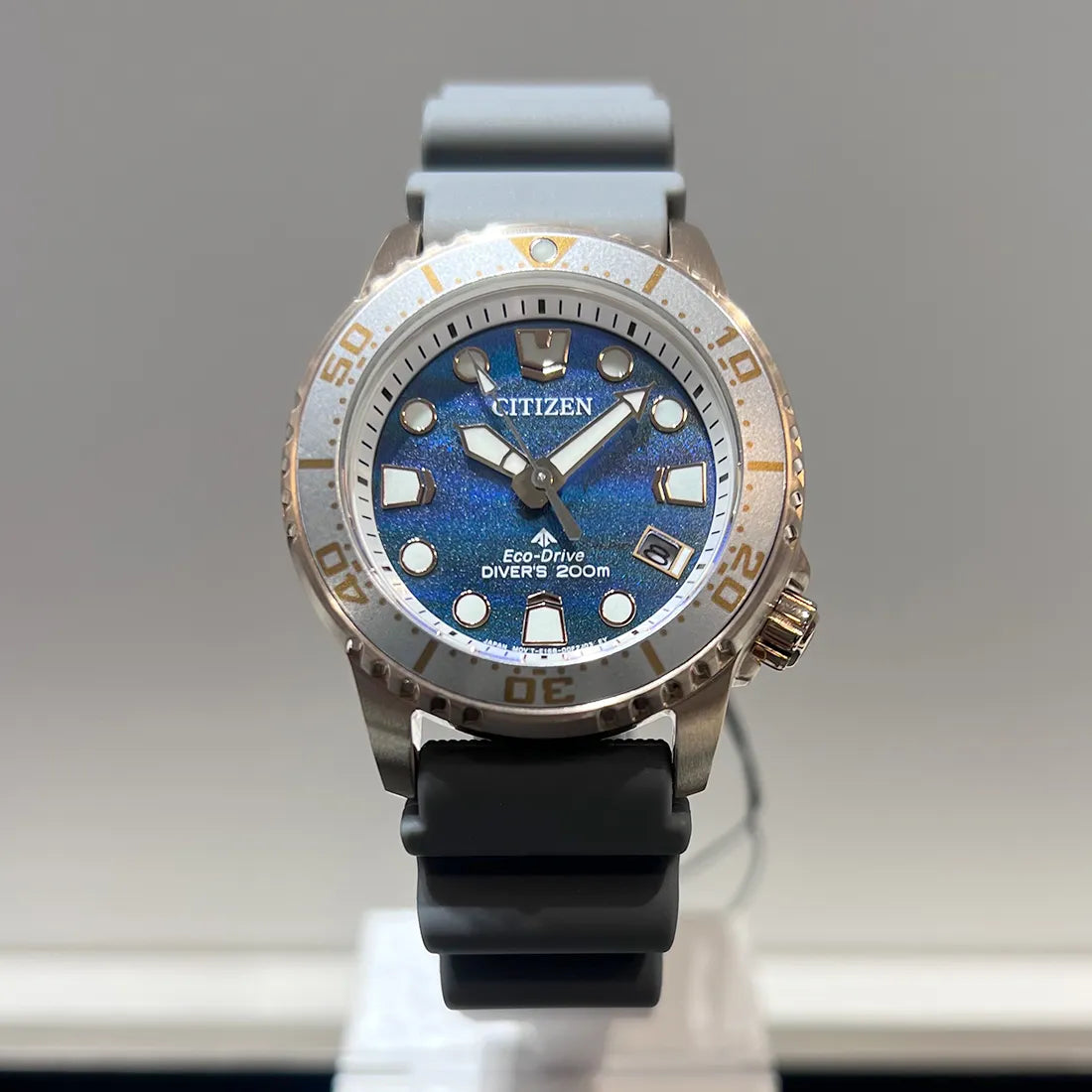 MARINEシリーズ エコ・ドライブ ダイバー200mペア 構造色限定モデル 世界限定3,400本 ※ノベルティプレゼント