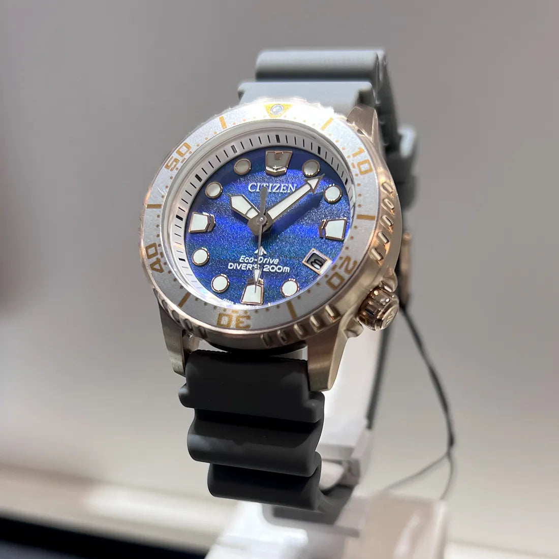 MARINEシリーズ エコ・ドライブ ダイバー200mペア 構造色限定モデル 世界限定3,400本 ※ノベルティプレゼント