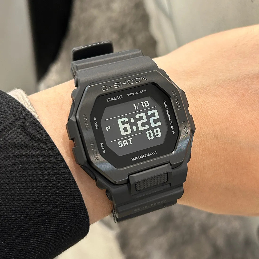 G-SHOCK GBX-100傷あり 新品の時計（GBX-100）の裏蓋の側面に