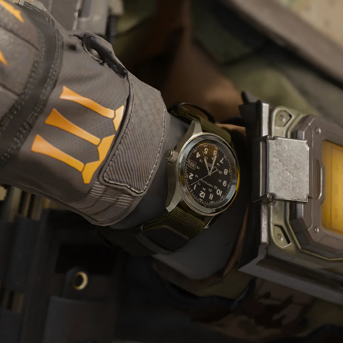 カーキ フィールド オート 38mm コール オブ デューティ 限定モデル