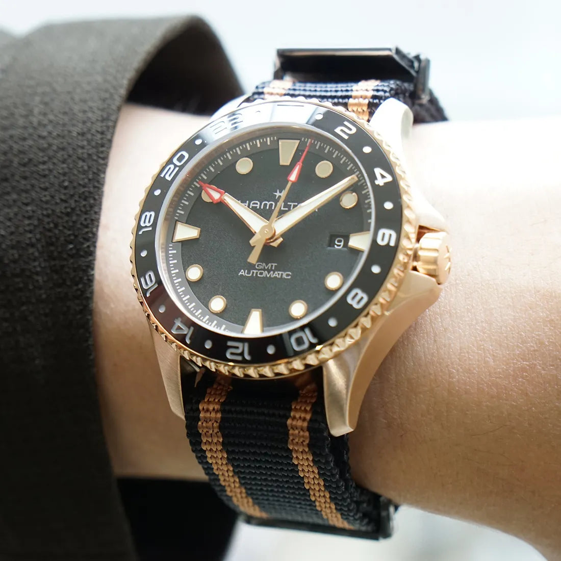 H82565930 カーキ ネイビー スキューバ オート GMT 43mm Bronze