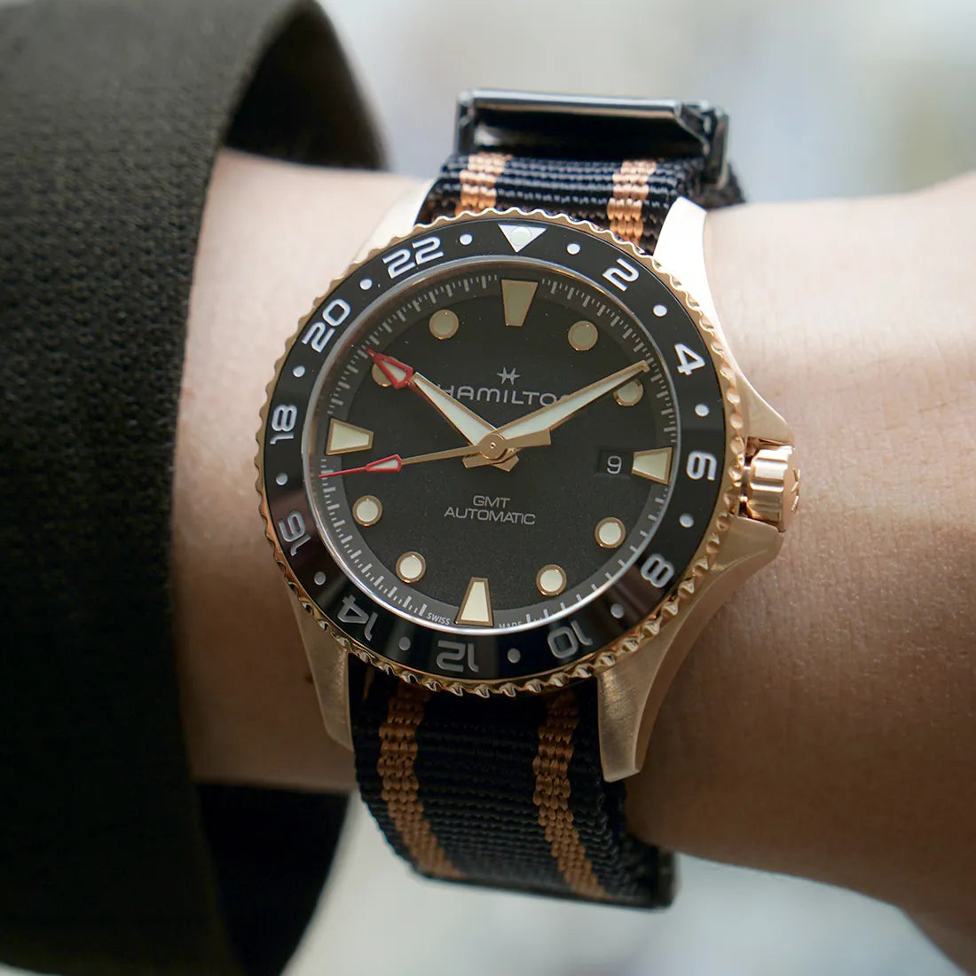 H82565930 カーキ ネイビー スキューバ オート GMT 43mm Bronze