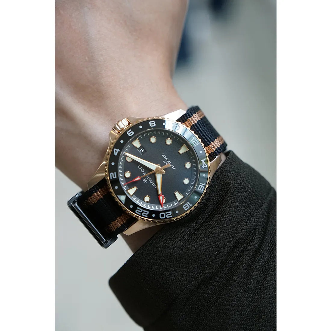 カーキ ネイビー スキューバ オート GMT 43mm Bronze