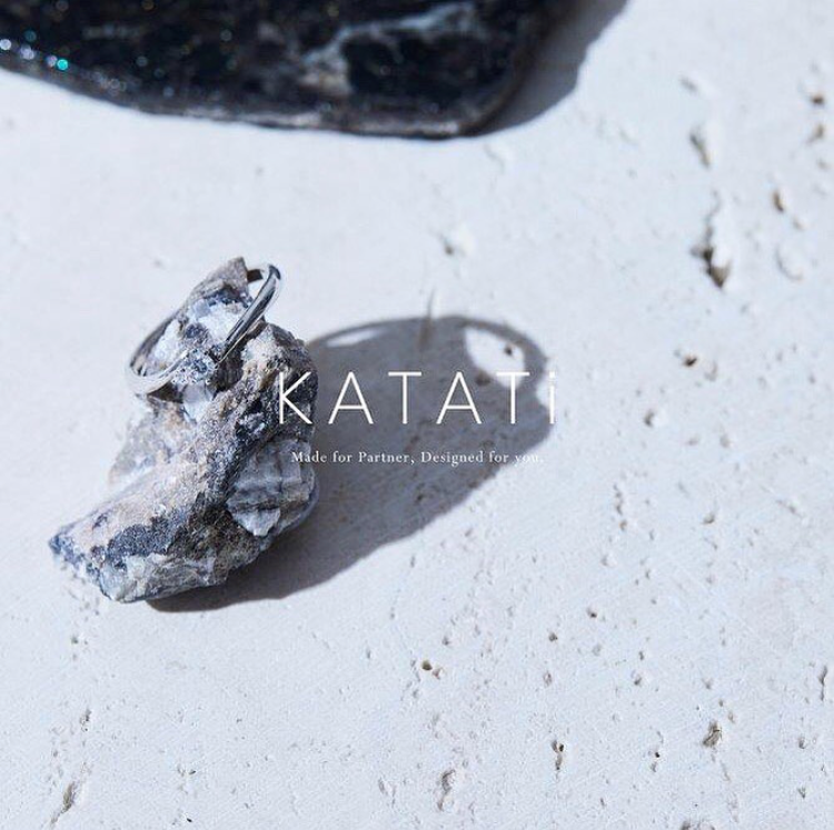 【婚約指輪】 STRAIGHT-4POINTS-2STONES